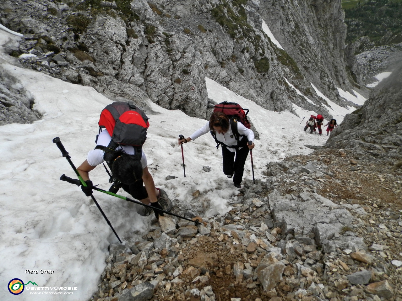 50 dopo il ripido ghiaione sù per l'erto canalino con neve....(foto Davide)...JPG - OLYMPUS DIGITAL CAMERA